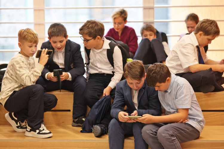 Neurologist Smirnova: Bad posture in a teenager can lead to alopecia