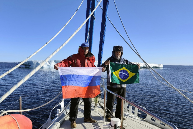 A Russian-Brazilian round-the-world expedition has completed the Northern Sea Route.